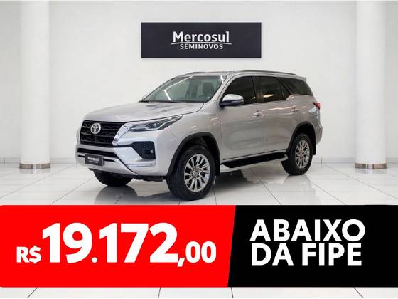 TOYOTA HILUX SW4 2.8 D-4D TURBO DIESEL SRX 7L 4X4 AUTOMÁTICO TOYOTA HILUX SW4 2.8 D-4D TURBO DIESEL SRX 7L 4X4 AUTOMÁTICO